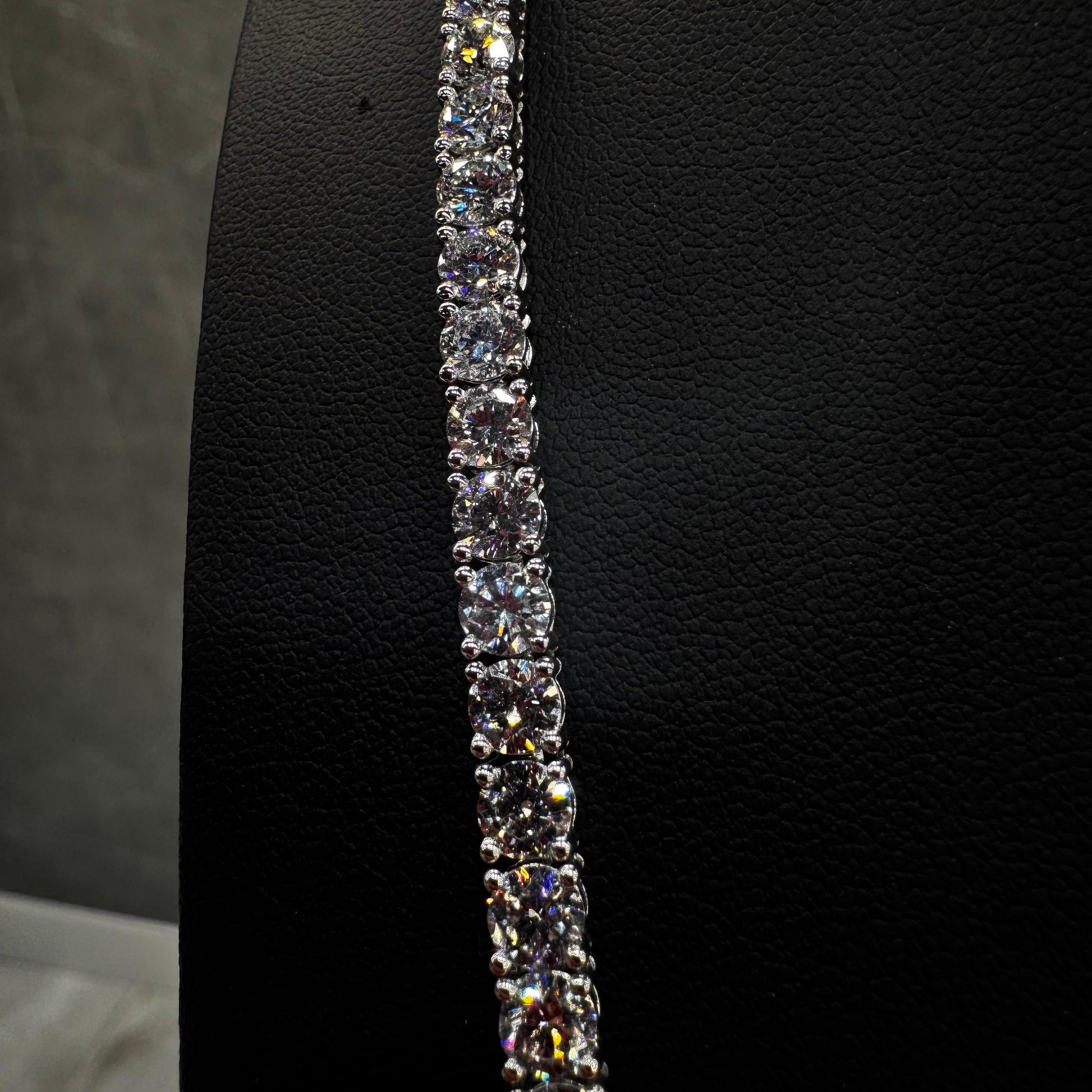 "VVS 30 Pointer Diamonds Close-Up – Prong Set Tennis Chain"